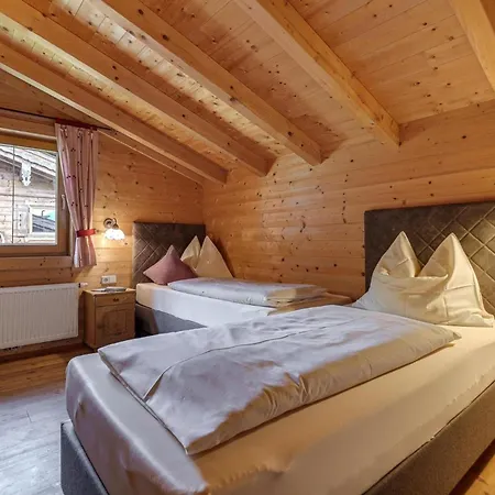 Almdorf Zillertal, 샬레